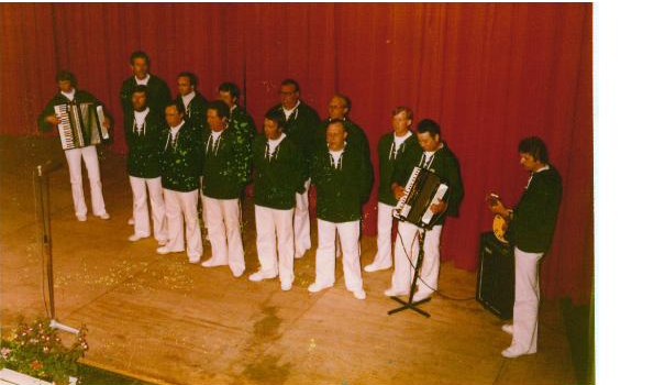 Der Sylter Shanty-Chor bei einem Bühnenauftritt, 1978