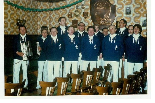 Der Chor mit Akkordeonbegleitung während der Tournee, 1979